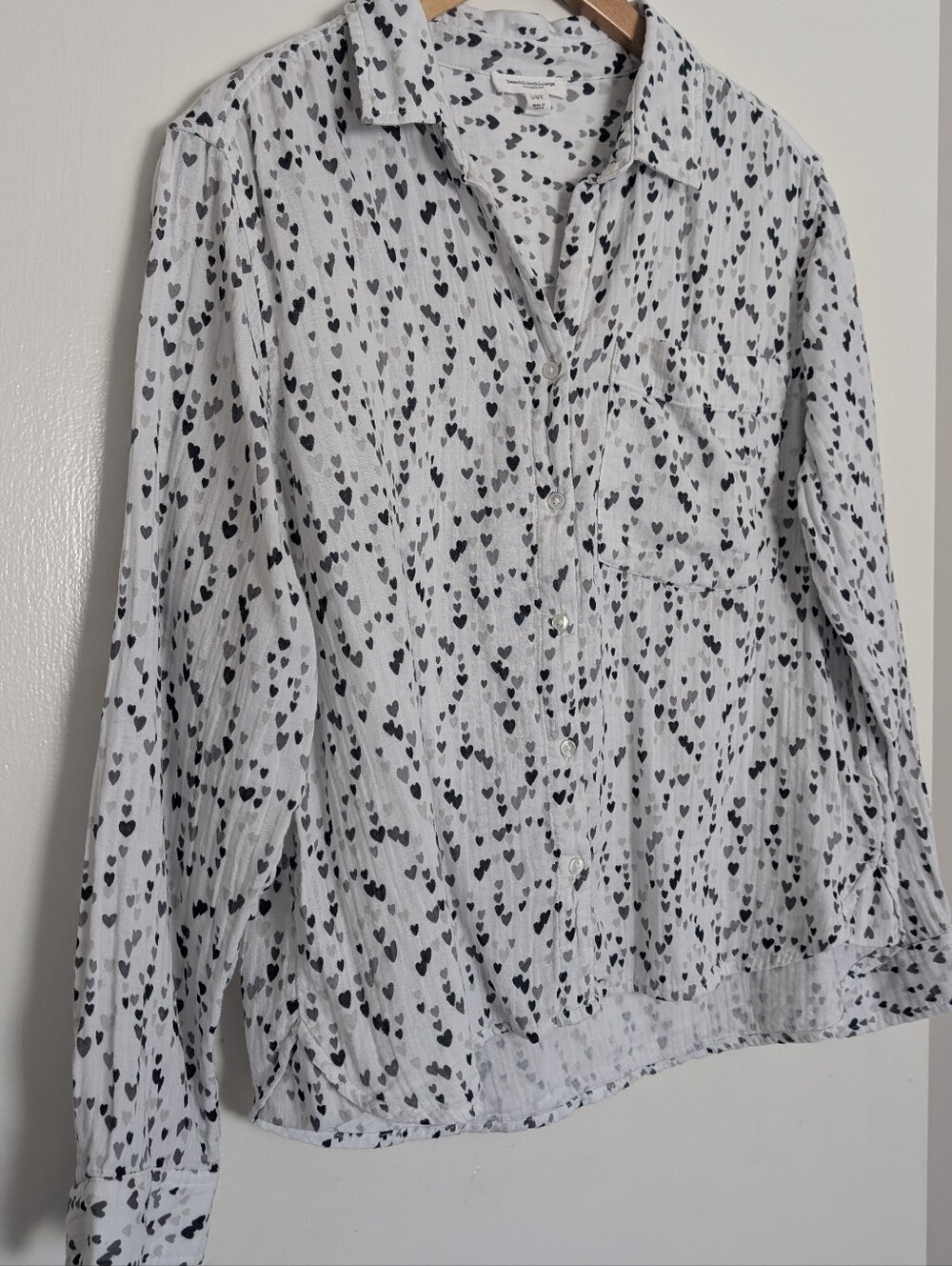 Beach Lunch Lounge White Cotton gauze shirt with Black Heart Print